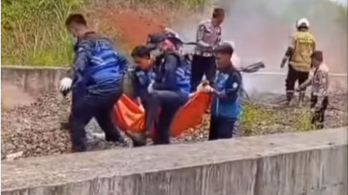 Sebuah mobil Toyota Raize terbakar usai menabrak crash cushion di KM 158 Jalur B, Desa Cibeusi, Kecamatan Jatinangor, Senin (13/10/2025) sekitar pukul 11.30 WIB.