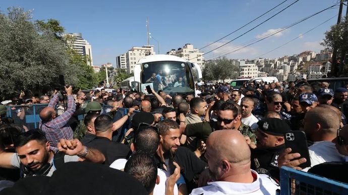 Warga menyambut para tahanan Palestina yang dibebaskan Israel, di kota Ramallah, Tepi Barat, 13 Oktober 2025. ANTARA/Xinhua/Nidal Eshtayeh. 
