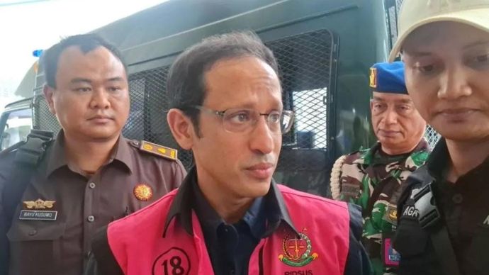 Tersangka kasus dugaan korupsi pengadaan alat TIK berupa laptop Chromebook di Kementerian Pendidikan, Kebudayaan Riset dan Teknologi (Kemendikbudristek) periode 2019&ndash;2022, Nadiem Makarim, menyapa awak media di Gedung Jampidsus Kejaksaan Agung, Jakarta, Selasa 14 Oktober 2025. ANTARA/Nadia Putri Rahmani/pri.