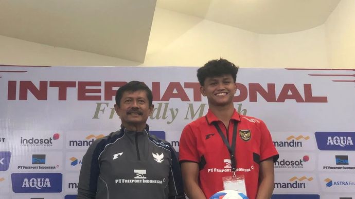Pelatih timnas U-23 Indonesia Indra Sjafri berpose pada jumpa pers pasca pertandingan, setelah Indonesia bermain imbang 1-1 pada laga uji coba melawan India di Stadion Madya Gelora Bung Karno, Jakarta, Senin (13/10/2025). 
