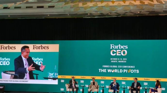 Ketua Umum Kamar Dagang dan Industri (Kadin) Indonesia Anindya Bakrie (kiri) dalam acara Forbes Global CEO Conference, di Jakarta, Selasa (14/10/2025) 