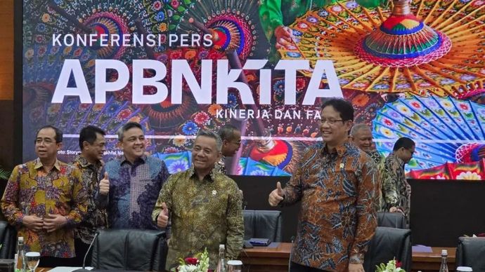 Wakil Menteri Keuangan Suahasil Nazara (kiri) dan Menteri Keuangan Purbaya Yudhi Sadewa (kanan) dalam konferensi pers APBN KiTa di Jakarta, Selasa (14/10/2025)