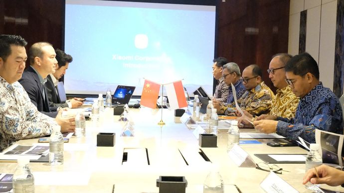  Menteri Perindustrian (Menperin) Agus Gumiwang Kartasasmita melakukan pertemuan bilateral dengan Associate Government Affairs Director Xiaomi Communications Co., Ltd., Jon Dove di Shanghai, Tiongkok.
