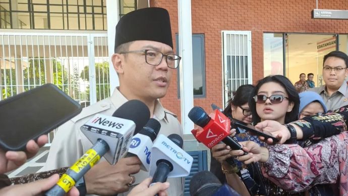 Menteri Luar Negeri RI Sugiono memberikan keterangan usai mendampingi kunjungan Presiden Prabowo ke Mesir dan tiba di Lanud Halim Perdanakusuma Jakarta, Selasa, 14 Oktober 2025. ANTARA/Andi Firdaus