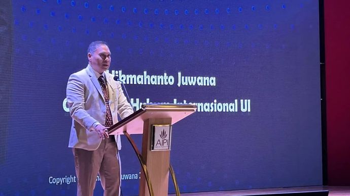 Guru Besar Hukum Internasional Universitas Indonesia (UI) Hikmahanto Juwana saat menyampaikan kuliah umum mengenai ketidakpastian geopolitik dunia dalam rangka HUT ke-35 AIPI di Jakarta, Selasa 14 Oktober 2025. /ANTARA/Kuntum Riswan.