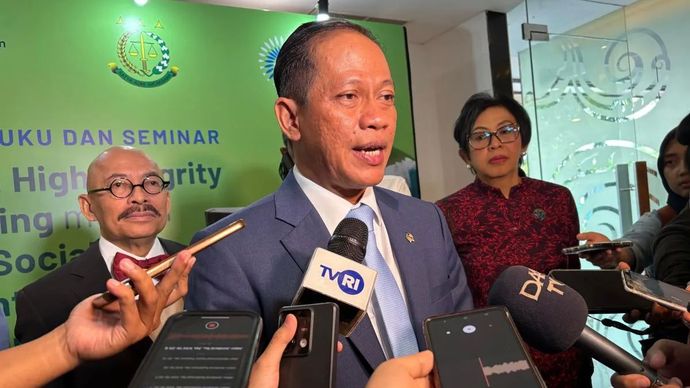 Menteri LH/Kepala BPLH Hanif Faisol Nurofiq memberikan keterangan kepada wartawan usai penandatanganan MoU antara KLH dan  IOJI di Jakarta, Rabu (15/10/2025)