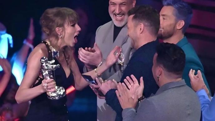 Musisi NSYNC saat memberikan kado gelang persahabatan pada Taylor Swift di atas panggung MTV VMA 2023 pada Rabu (13/9/2023) waktu setempat