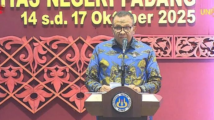 Wakil Menteri Ketenagakerjaan (Wamenaker) RI Afriansyah Noor memberikan paparan di Kota Padang, Rabu, 15 Oktober 2025. ANTARA/Muhammad Zulfikar