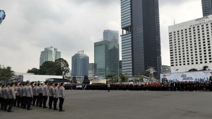 Kapolda Metro Jaya Irjen Pol Asep Edi Suheri bersama sejumlah ormas saat apel siaga Kamtibmas di Lapangan Ditlantas Presisi Polda Metro Jaya, Jakarta, Rabu, 15 Oktober 2025.(ANTARA/Ilham Kausar)