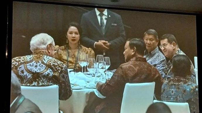 Presiden Prabowo Subianto (tengah), sebagaimana disiarkan dari layar, santap malam bersama Pimpinan Utama Forbes Steve Forbes (kiri), CEO Forbes Asia William Adamopoulos (kanan), dan adik Presiden, Hashim Djojohadikusumo (dua kanan) dalam acara Forbes Global CEO Conference 2025 di Jakarta, Rabu (15/10/2025). Presiden Prabowo dijadwalkan untuk berdialog bersama Steve Forbes saat puncak acara Forbes Global CEO Conference 2025 dalam sesi bertajuk 
