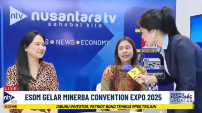 Dua pengunjung Minerba Convex 2025 menjajal tantangan jadi pembaca berita di booth Nusantara TV