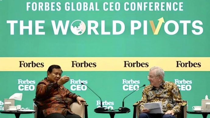 Presiden Prabowo Subianto (kiri) dan Pemimpin Utama Grup Forbes, Steve Forbes (kanan) berdialog dalam sesi puncak Forbes Global CEO Conference 2025 di Jakarta, Rabu 15 Oktober 2025. ANTARA/HO-BPMI Sekretariat Presiden.