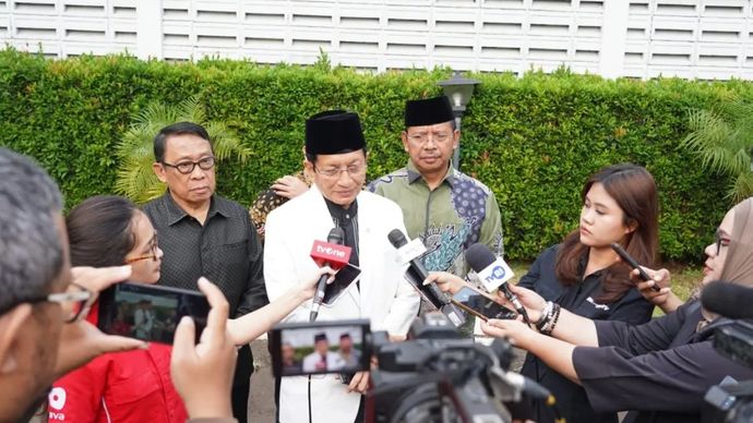 Menteri Agama Nasaruddin Umar saat wawancara cegat sebelum bertolak ke Jawa Timur, Rabu, 15 Oktober 2025. ANTARA/HO-Kemenag