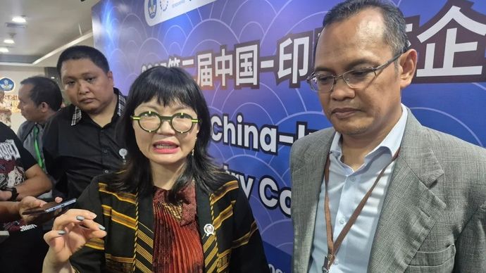 Wakil Menteri Pendidikan Tinggi, Sains, dan Teknologi (Wamendiktisaintek) Stella Christie (kiri) di sela-sela kegiatan 2025 China-Indonesia Education-Industry Collaboration Summit di Jakarta, Rabu, 15 Oktober 2025. ANTARA/Sean Filo Muhamad