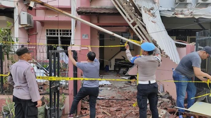 Petugas kepolisian memasang garis polisi pada lokasi ledakan kebocoran gas di Jalan Taman Palem Lestari, Blok A, RT/RW 013/016 Cengkareng Barat, Jakarta Barat, Rabu 15 Oktober 2025. ANTARA/Risky Syukur.