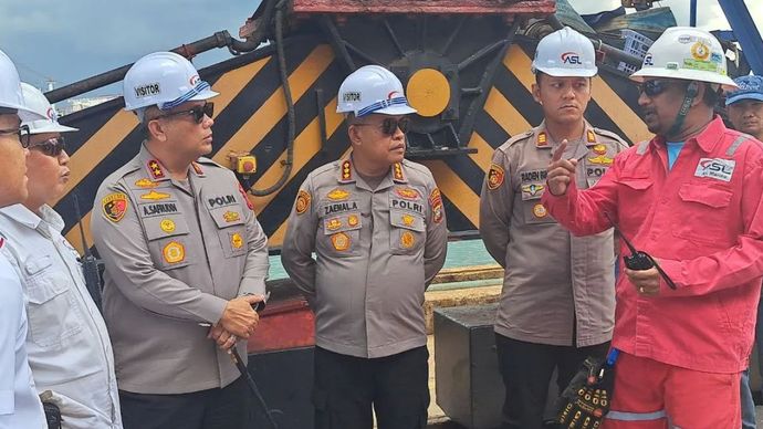 Kapolresta Barelang Kombes Pol. Zaenal Arifin (tengah) mendampingi Kapolda Kepri Irjen Pol. Asep Safrudin (kedua dari kiri) mengecek kecelakaan kerja terbakarnya kapal MT Federal II di PT ASL Shipyard, Batu Aji, Kota Batam, Rabu (15/10/2025). 