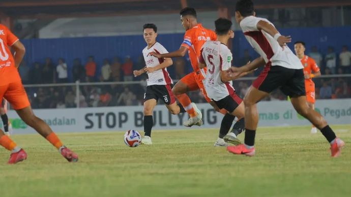 Pemain Persiraja Banda Aceh saat mencoba melewati pemain Garudayaksa FC dalam laga lanjutan Pegadaian Championship, di Stadion H Dimurthala Lampineung Banda Aceh, Minggu malam 5 Oktober 2025. (ANTARA/HO/MO Persiraja)