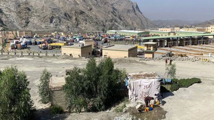 Truk-truk masih tertahan di perbatasan Pakistan-Afghanistan, Torkham, di tengah bentrokan lintas perbatasan di Pakistan barat laut, 13 Oktober 2025.