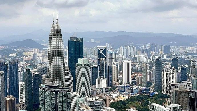 Arsip - Gedung-gedung pencakar langit terlihat di Kuala Lumpur, Malaysia, 3 September 2024. (ANTARA/Virna P Setyorini/aa)
