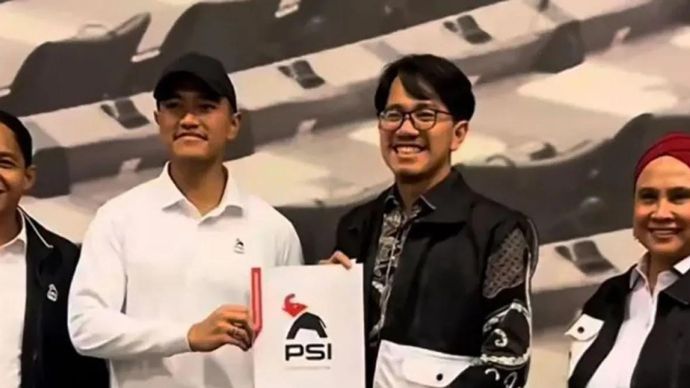 Ketua Umum PSI Kaesang Pangarep (dua kiri) menyerahkan SK partai kepada Taufiqur Rahman di Jakarta, Rabu 16 Oktober 2025. ANTARAHO-PSI