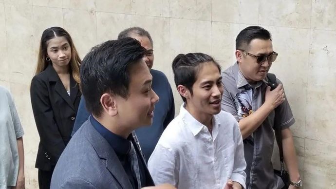 Disk Jockey (DJ) Giovanni Surya Saputra atau biasa disapa DJ Panda (kedua kanan) memenuhi panggilan Polda Metro Jaya bersama kuasa hukumnya Michael Sugijanto saat tiba di Gedung Ditreskrimum Polda Metro Jaya, Rabu 15 Oktober 2025. ANTARA/Ilham Kausar/am.