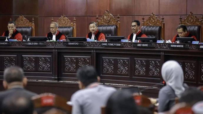 Ketua Mahkamah Konstitusi (MK) Suhartoyo (tengah) bersama Wakil Ketua MK Saldi Isra (kedua kiri), Anggota Majelis Hakim MK Guntur Hamzah (kiri), Daniel Yusmic P Foekh (kedua kanan) dan Arief Hidayat (kanan) memimpin sidang pengujian materiil Undang-Undang Nomor 31 Tahun 1999 tentang Pemberantasan Tindak Pidana Korupsi (UU Tipikor) di Gedung MK, Jakarta, Senin 13 Oktober 2025. Sidang tersebut beragendakan mendengar keterangan pihak terkait yakni Mahkamah Agung, Polri, dan KPK. ANTARA FOTO/Dhemas Reviyanto/nz