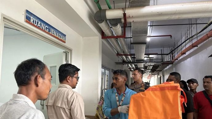 Petugas kamar mayat RS Mutiara Aini Batam menyiapkan kantong jenazah untuk evakuasi korban kebakaran kapal MT Federal II ke RS Bhayangkara untuk keperluan identifikasi, Rabu, 15 Oktober 2025. (ANTARA/Laily Rahmawaty.)