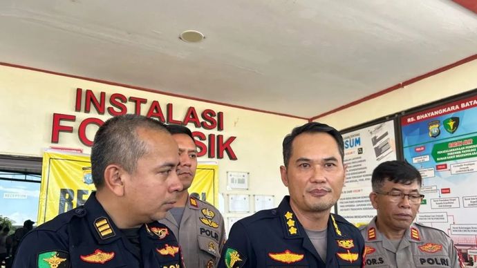 Kabidokkes Polda Kepri Kombes Pol. M Zakir (tengah) memberikan keterangan kepada wartawan usai Operasi DVI mengidentifikasi 10 korban meninggal dunia kebakaran kapal tanker MT Federal II di RS Bhayangkara Polda Kepri, Kota Batam, Kamis, 16 Oktober 2025. ANTARA/Laily Rahmawaty