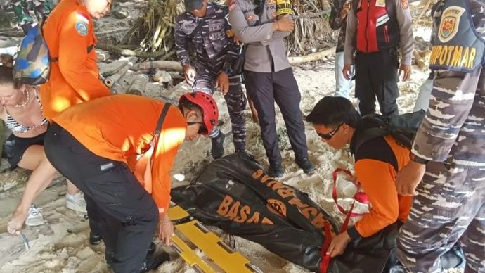 Basarnas Bali evakuasi WNA Perancis yang terseret arus di Pantai Kelingking, Nusa Penida, Klungkung, Denpasar, Kamis, 16 Oktober 2025. ANTARA/ho-Basarnas Bali