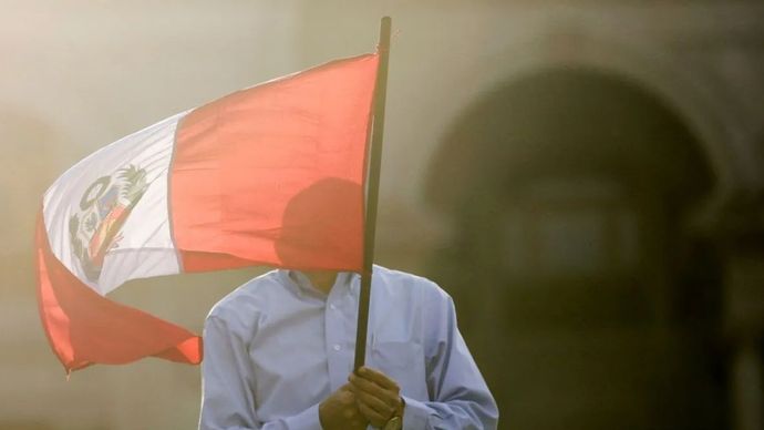 Ilustrasi - Seorang demonstran memegang bendera nasional Peru. ANTARA FOTO/REUTERS/Daniel Becerril/foc/sad.