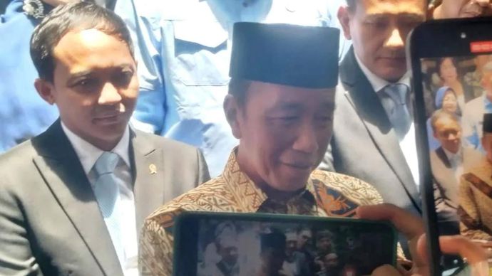 Presiden Ke-7 RI Joko Widodo (Jokowi) ditemui usai menghadiri acara Rapat Senat Terbuka Dies Natalis ke-62 Fakultas Kehutanan Universitas Gadjah Mada (UGM), Sleman, DIY, Jumat 17 Oktober 2025. ANTARA/Luqman Hakim.