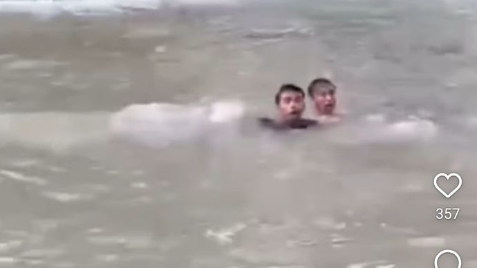 Dua remaja di sungai Tegal, Jawa Tengah sebelum akhirnya dilaporkan hilang tenggelam. 