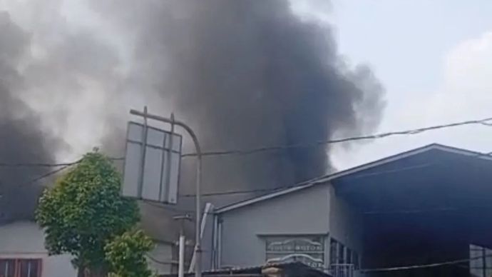 Bengkel mobil di wilayah Meruya Ilir, Kembangan, Jakarta Barat, hangus dilahap si jago merah pada Jumat, 17 Oktober 2025 pagi. ANTARA/Risky Syukur.