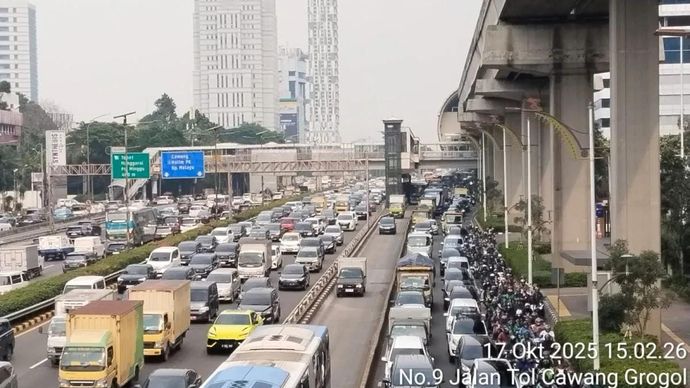 Lalu lintas di kawasan Pancoran, Jakarta Selatan, Jumat 17 Oktober 2025  pukul 15.02 WIB. ANTARA/Twitter/@PT_Transjakarta