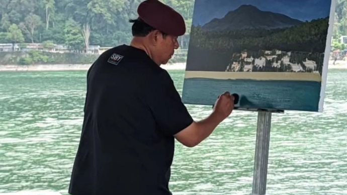 Presiden ke-6 RI Susilo Bambang Yudhoyono (SBY) berwisata dan melukis pemandangan indah Telaga Sarangan yang ada di lereng Gunung Lawu Kelurahan Sarangan, Kecamatan Plaosan, Kabupaten Magetan, Jawa Timur, Jumat 17 Oktober 2025. ANTARA/HO-Diskominfo Kab Magetan