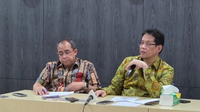 Menteri Keuangan Purbaya Yudhi Sadewa (kanan) menjawab pertanyaan wartawan di Kantor Kementerian Keuangan Jakarta, Jumat 17 Oktober 2025. (ANTARA/Bayu Saputra)