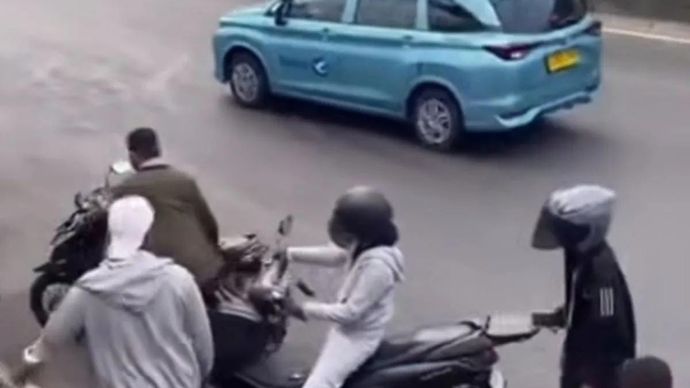 Tangkapan layar - Sejumlah debt collectors memaksa seorang pengendara wanita seorang pengendara wanita di kawasan Halte Jembatan Baru, Kalideres, Jakarta Barat untuk menepi ke pinggir jalan, Kamis 16 Oktober 2025. ANTARA/Risky Syukur