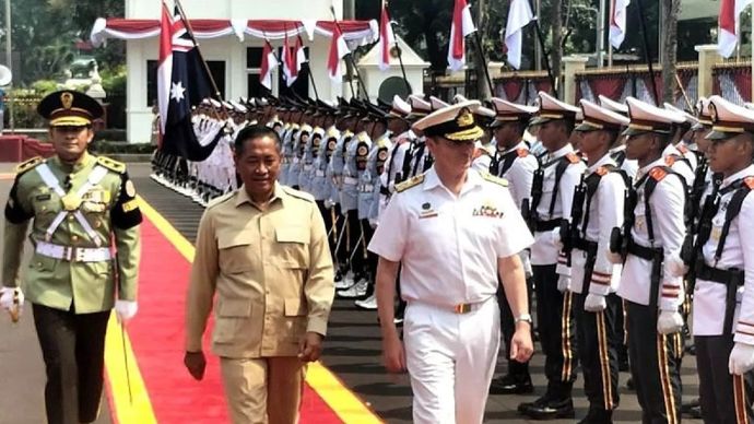 Wakil Menteri Pertahanan Donny Ermawan Taufanto (kiri) dan Panglima tentara Australia yakni Chief of the Defence Force Australia Admiral David Jhonston (kanan) di kantor Kementerian Pertahanan, Jakarta Pusat, Jumat, 17 Oktober 2025. ANTARA/Walda Marison/pri.