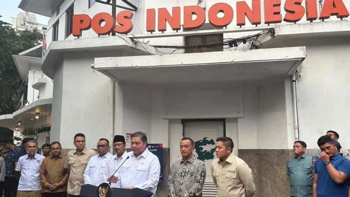 Menteri Koordinator bidang Perekonomian Airlangga Hartarto mengumumkan paket stimulus ekonomi di Kantor Pos Indonesia, Menteng, Jakarta, Jumat 17 Oktober 2025. ANTARA/Mentari Dwi Gayati
