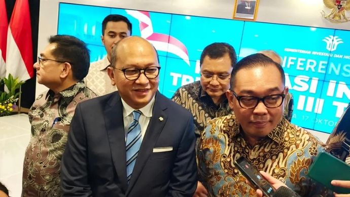 Menteri Investasi dan Hilirisasi/Kepala BKPM Rosan Reslani ditemui usai konferensi pers capaian investasi triwulan III 2025 di Jakarta, Jumat 17 Oktober 2025. ANTARA/Muzdaffar Fauzan.