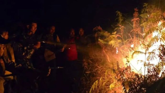 Petugas gabungan dari Balai TNGR saat melakukan pemadaman kebakaran lahan di kawasan Gunung Rinjani di Lombok Timur, Kamis, 16 Oktober 2025. ANTARA/HO-TNGR NTB.