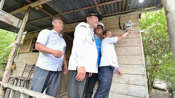 Warga Desa Bandar Jaya Kabupaten Banyuasin, Sumsel nikamti penerangan lewat BPBL yang diberikan Kementerian ESDM dan PLN