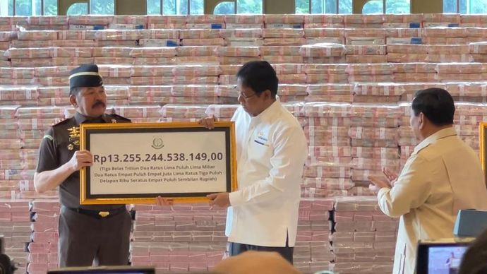 Jaksa Agung ST Burhanuddin saat menyerahkan uang Rp13 triliun kepada Menteri Keuangan Purbaya Yudhi Sadewa. 