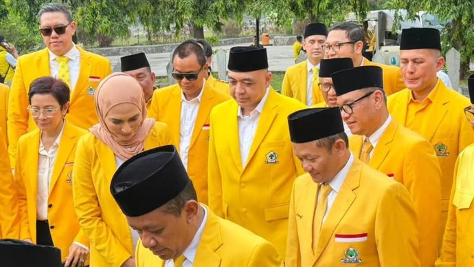 Ketua Umum Partai Golkar Bahlil Lahadalia bersama Ketua DPD Golkar DKI Jakarta Ahmed Zaki Iskandar beserta jajaran pengurus Partai Golkar berziarah di Taman Makam Pahlawan (TMP) Kalibata, Jakarta Selatan, Senin 20 Oktober 2025. Ziarah itu dilakukan dalam rangka memperingati HUT ke-61 partai tersebut. ANTARA/HO-DPD Golkar DKI Jakarta.
