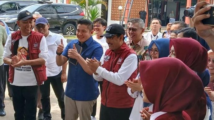 Menteri Sosial (Mensos) Saifullah Yusuf saat berkunjung ke Sekolah Rakyat Menengah Atas (SRMA) 33 Tangerang Selatan (Tangsel), Banten, Minggu 19 Oktober 2025. ANTARA/Azmi Samsul M.