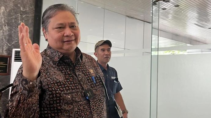 Menteri Koordinator (Menko) Bidang Perekonomian Airlangga Hartarto menanggapi pertanyaan awak media di Kantor Kementerian Ketenagakerjaan (Kemnaker) RI, Jakarta, Senin 20 Oktober 2025. ANTARA/Arnidhya Nur Zhafira.