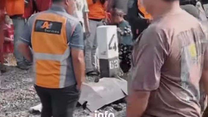Ojol tewas tertabrak kereta di Karawang, Jawa Barat. 