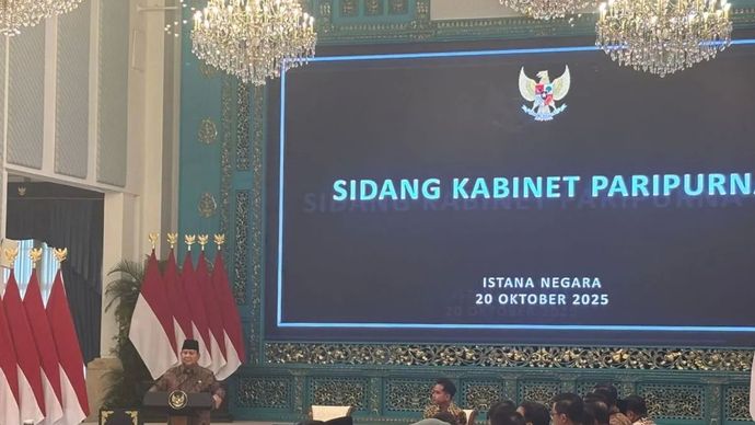 Presiden RI Prabowo Subianto saat berpidato dalam pembukaan Sidang Kabinet Paripurna di Istana Negara, Jakarta, Senin (20/10/2025).