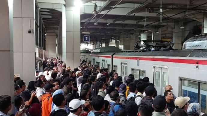 KRL Tanah Abang Arah Rangkasbitung Alami Gangguan, Penumpang pada Turun