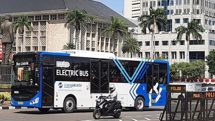Ilustrasi - Bus Transjakarta melintasi Jalan Medan Merdeka Selatan, Jakarta Pusat. (ANTARA/Lia Wanadriani Santosa)